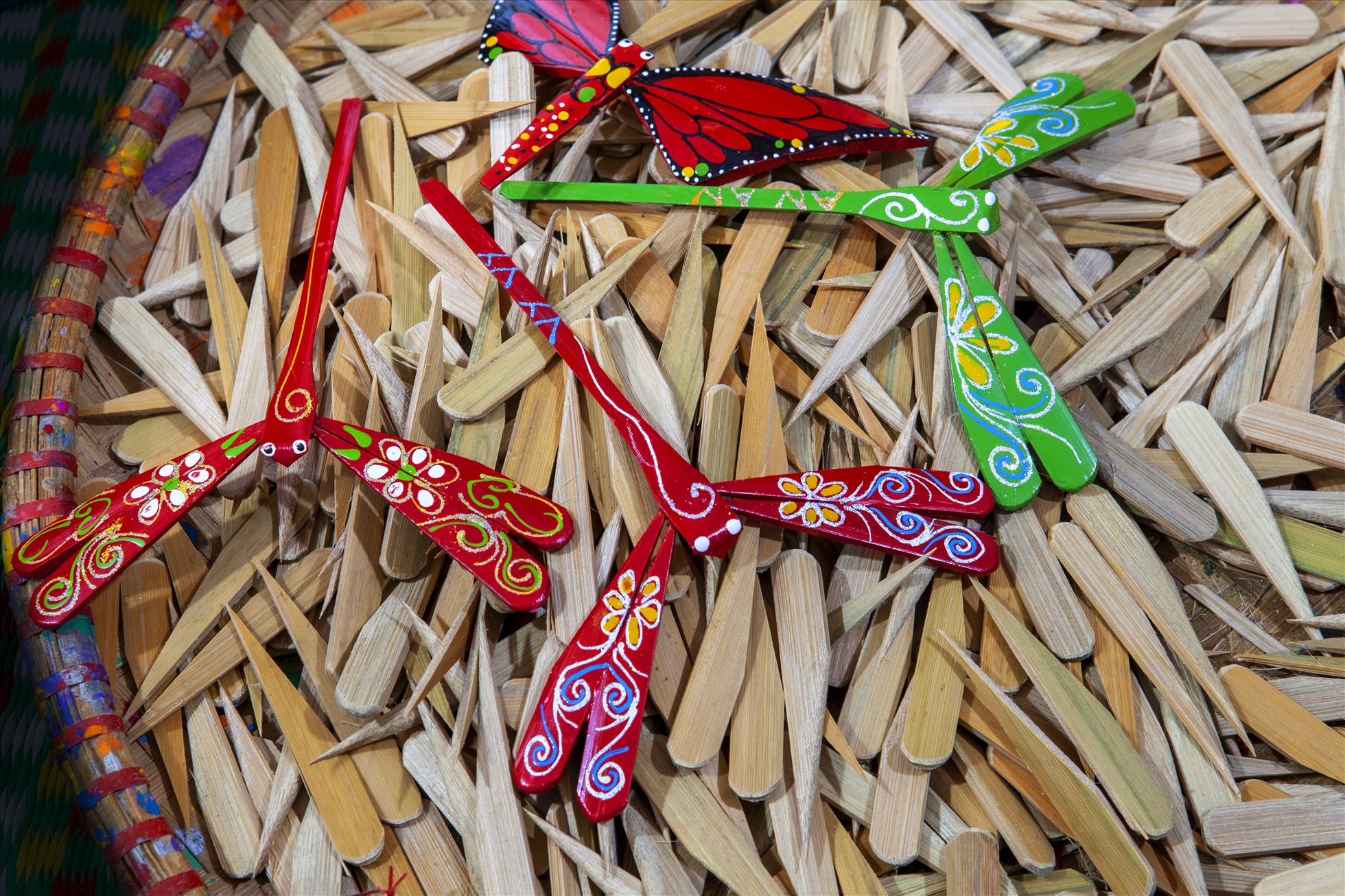 Sản phẩm quà tặng chuồn chuồn tre Thạch Xá (Hà Nội). Ảnh: Thái A