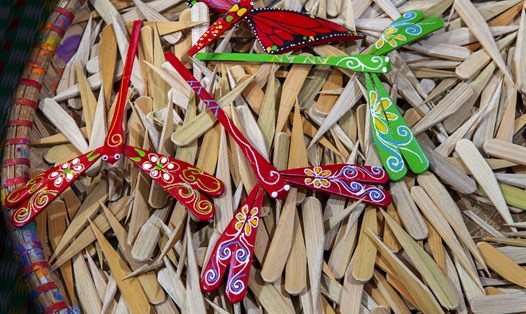 Sản phẩm quà tặng chuồn chuồn tre Thạch Xá (Hà Nội). Ảnh: Thái A