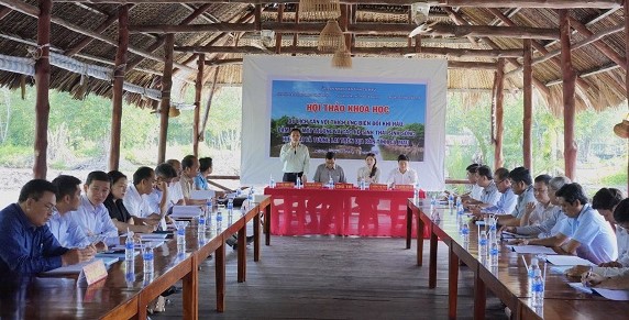 Tại hội thảo các đại biểu cho rằng biển đổi khí hậu ảnh hưởng lớn đến du lịch sinh thái tại tỉnh Cà Mau. Ảnh: Nhật Hồ