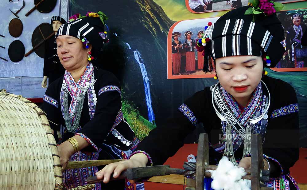 Ngày 3.11, hàng nghìn người đã có mặt tham gia Ngày hội Văn hóa các dân tộc có số dân dưới 10.000 người lần thứ I tại tỉnh Lai Châu. Ảnh: Đức Duẩn - Thành Chương  