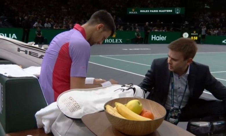 Djokovic phải gọi bác sĩ sau set 1. Ảnh: Tennis TV