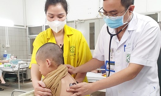 Bác sĩ Nguyễn Hữu Hiếu kiểm tra tình trạng sức khỏe của bệnh nhi sau 2 tuần điều trị. Ảnh: Mai Thanh