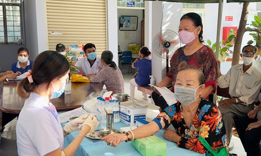 Khám sức khoẻ miễn phí cho người trên 60 tuổi tại một trạm y tế trên địa bàn TPHCM. Ảnh: NGUYỄN LY