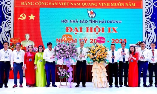 Ban Chấp hành Hội Nhà báo tỉnh Hải Dương nhiệm kỳ 2023-2028 ra mắt đại hội. Ảnh: Cổng TTĐT tỉnh Hải Dương
