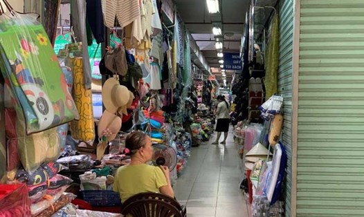 Tiểu thương chợ Đà Nẵng  buôn bán ế ẩm, giá thuê mặt bằng tăng. Ảnh: Trần Thi