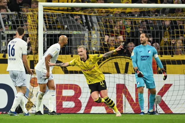 Marco Reus (áo vàng) và các đồng đội sẽ rất quyết tâm phục thù Bayern Munich.   Ảnh: Dortmund 