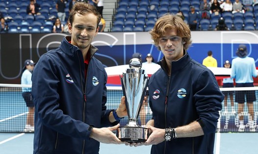 Daniil Medvedev (trái) và Andrey Rublev sẽ là đồng đội tại giải World Tennis League 2023. Ảnh: ATP