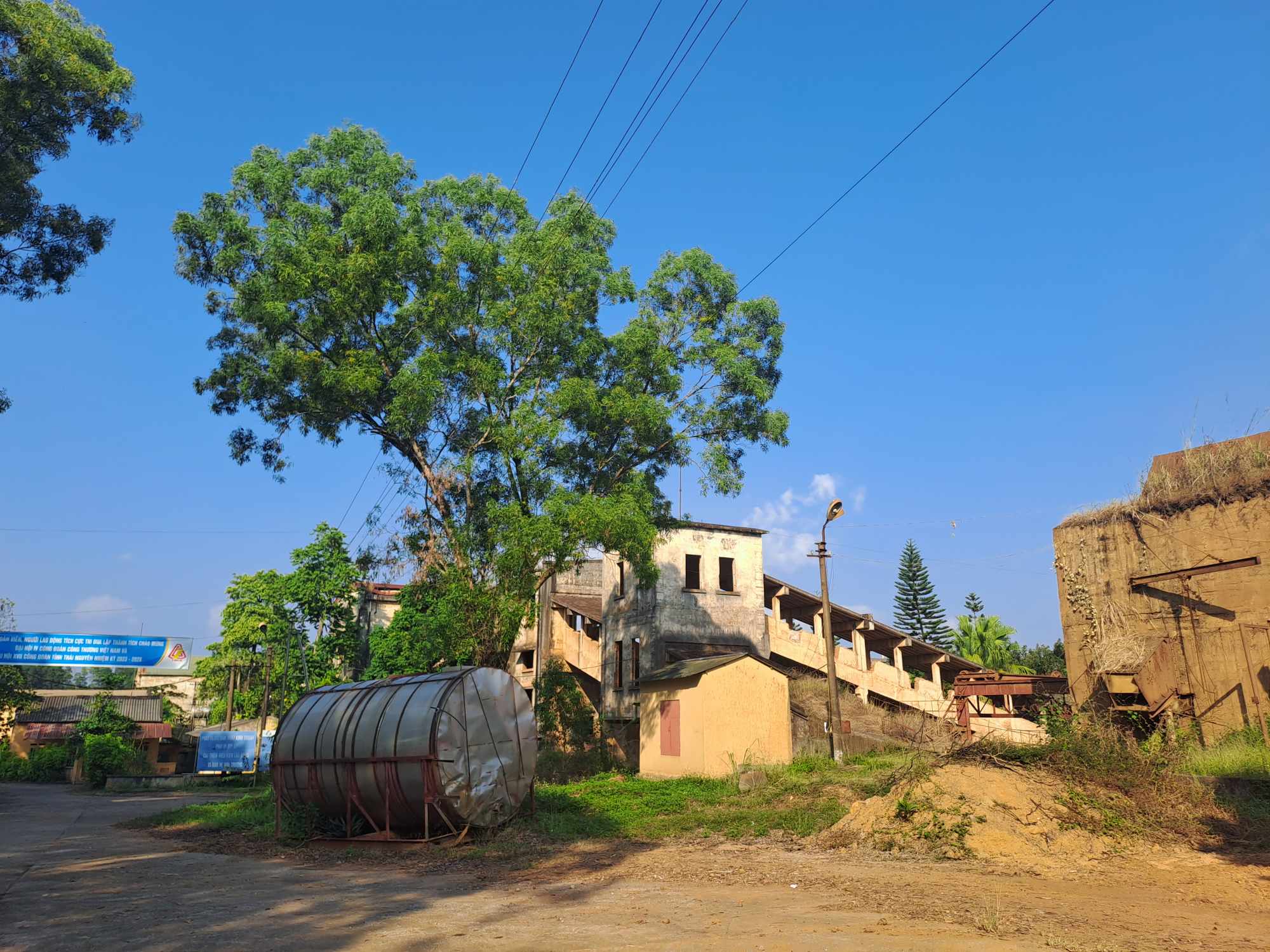 Mỏ sắt Trại Cau dừng hoạt động người lao động sống lay lắt. Ảnh: Minh Hạnh 