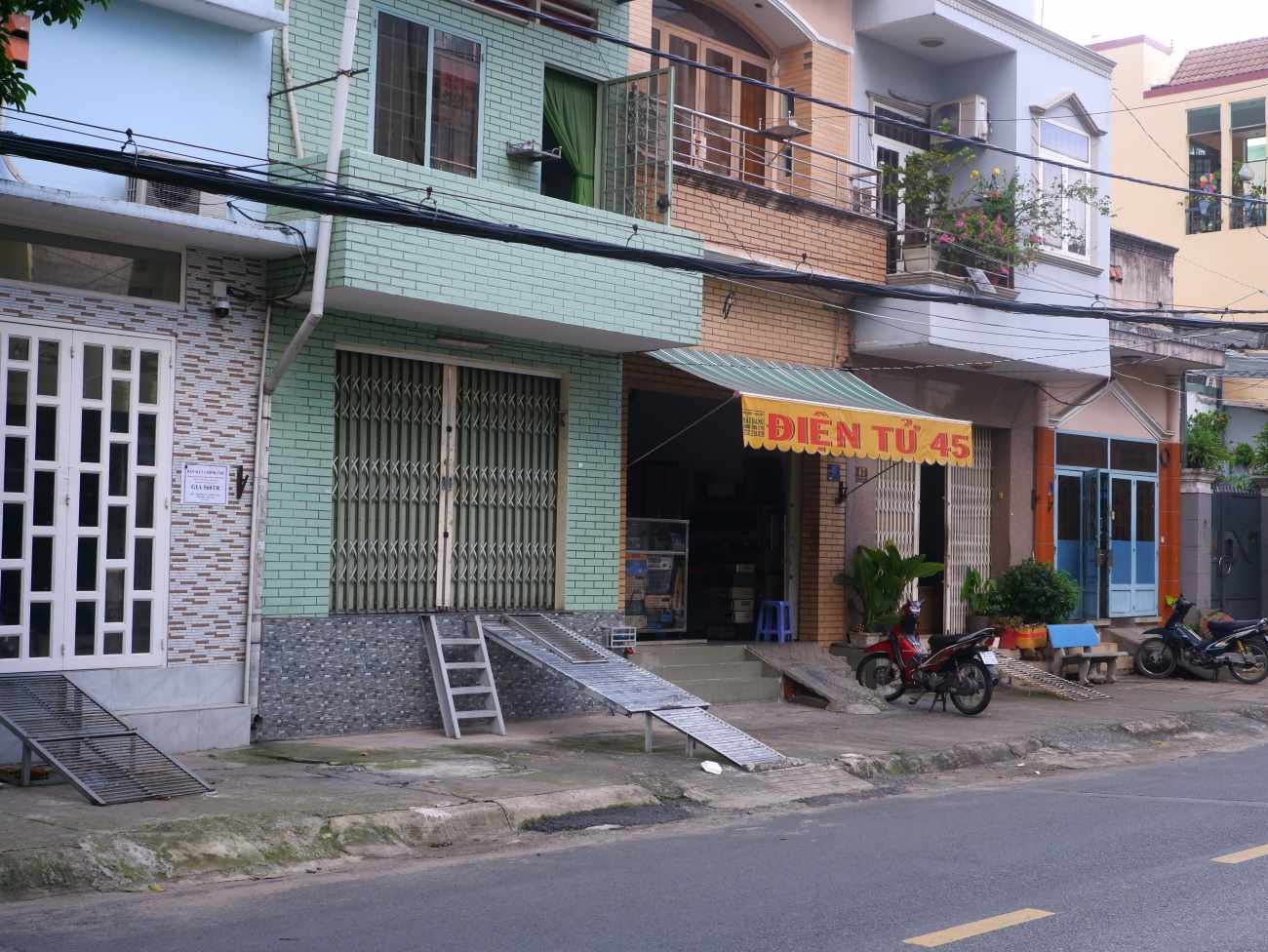 Hàng loạt nhà mặt tiền trên đường Dương Văn Cam hiện đều có nền cao hơn mặt đường từ 0,5 đến 1,2 m để chống ngập. Ảnh: Phương Uyên