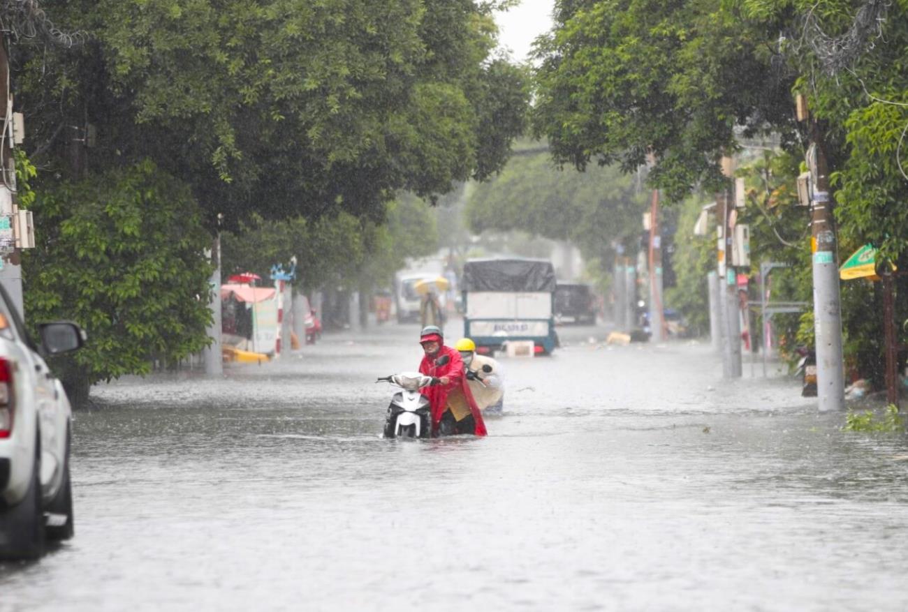 Đường Dương Văn Cam ngập như sông sau cơn mưa ngày 10.10.  Ảnh: Tâm Linh