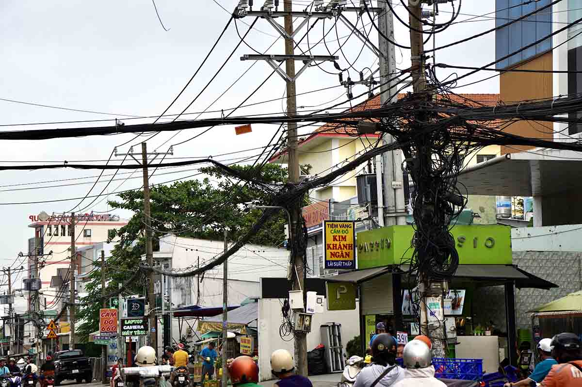 Hệ thống cáp điện chằng chịt trên đường Nguyễn Thị Định.
