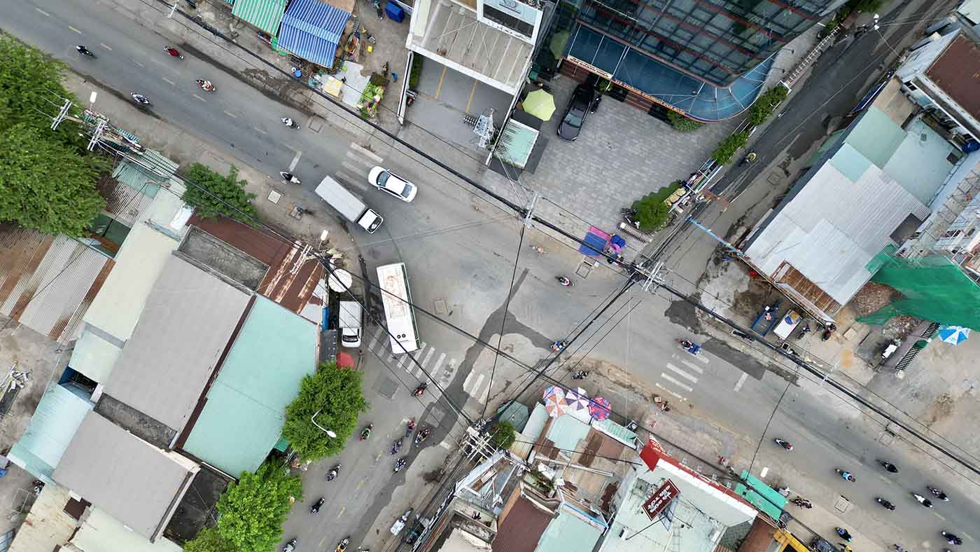Giao thông tại nút giao Nguyễn Thị Định và Lê Văn Thịnh chiều 4.11. Vào giờ cao điểm, đoạn này thường xuyên rơi vào tình trạng ùn tắc.