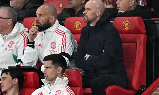 Man United và trợ lý Van der Gaag bất lực nhìn các học trò chịu trận dưới sân ở trận gặp Newcastle. Ảnh: AFP