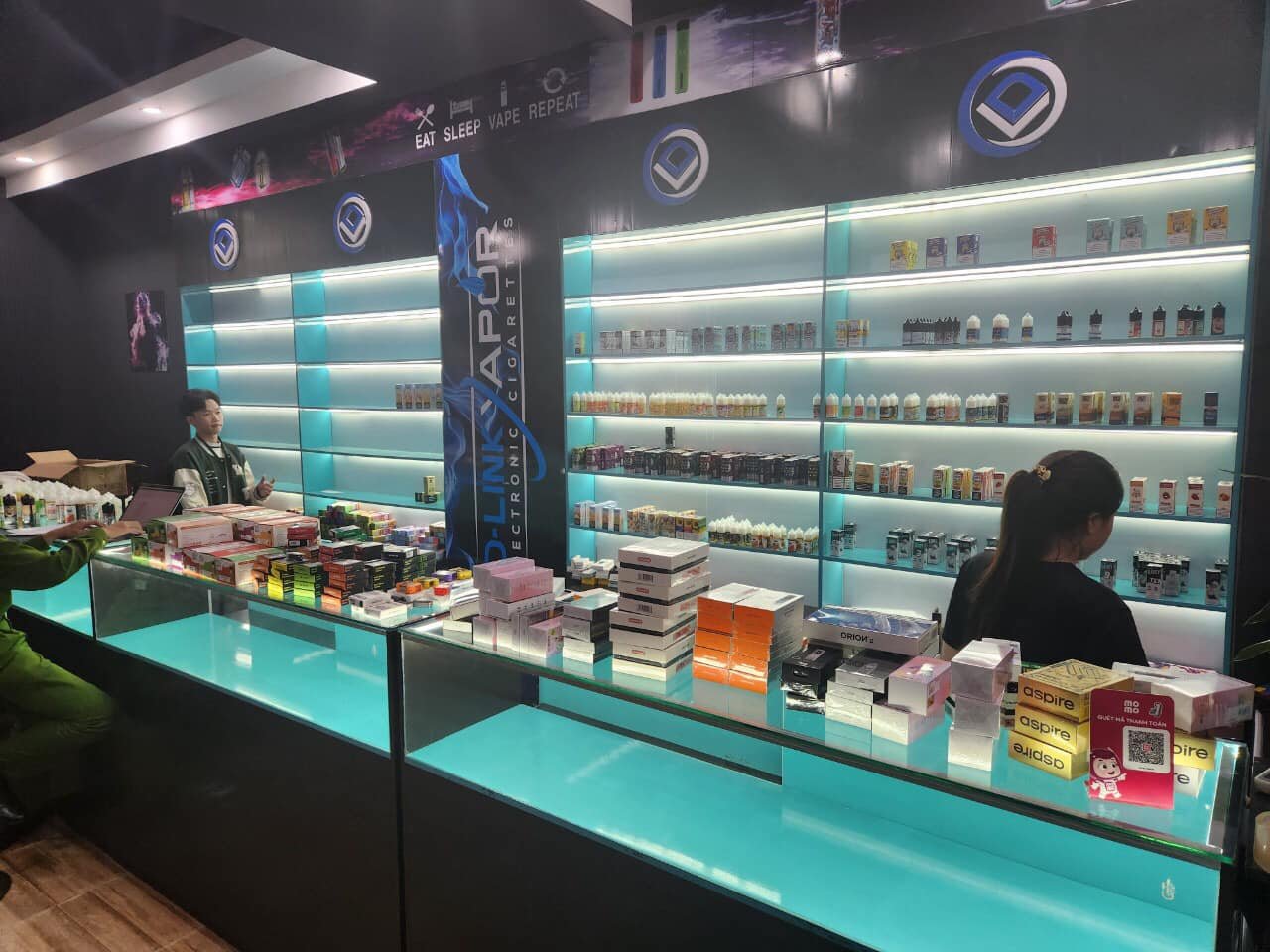 Lực lượng chức năng thu giữ nhiều sản phẩm thuốc lá điện tử và phụ kiện các loại. Ảnh: Công an cung cấp