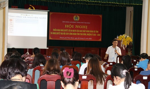 Ông Phạm Xuân Biền - Phó Trưởng ban Tuyên giáo Tỉnh ủy Thái Bình - triển khai các nội dung của Nghị quyết số 06/NQ-TU tại hội nghị. Ảnh: Bá Mạnh