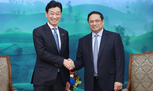 Thủ tướng Chính phủ Phạm Minh Chính tiếp Bộ trưởng Bộ Kinh tế, Thương mại và Công nghiệp Nhật Bản Nishimura Yasutoshi. Ảnh: VGP