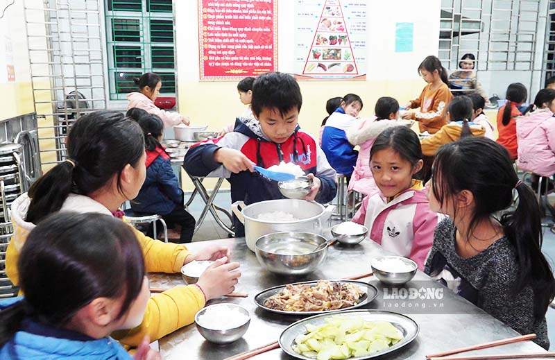 Một bữa cơm từ nguồn kinh phí hỗ trợ của tỉnh trong năm học 2022-2023 tại Trường Tiểu học Vô Ngại, huyện Bình Liêu, tỉnh Quảng Ninh. Ảnh: Đoàn Hưng