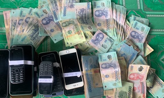 Công an Vĩnh Long bắt quả tang 2 vụ đánh bạc, 17 người tham gia với số tiền hơn 70 triệu đồng trên địa bàn huyện Trà Ôn. Ảnh: Công an cung cấp
