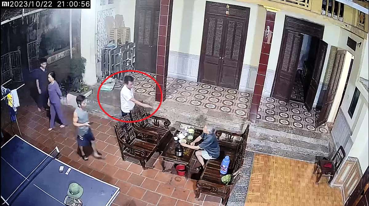 Người dân “tố” ông Nguyễn Văn Thụ (dấu khoanh đỏ) có hành vi chửi bới, lăng mạ công dân (Ảnh thời điểm xảy ra vụ việc: Cắt từ clip)