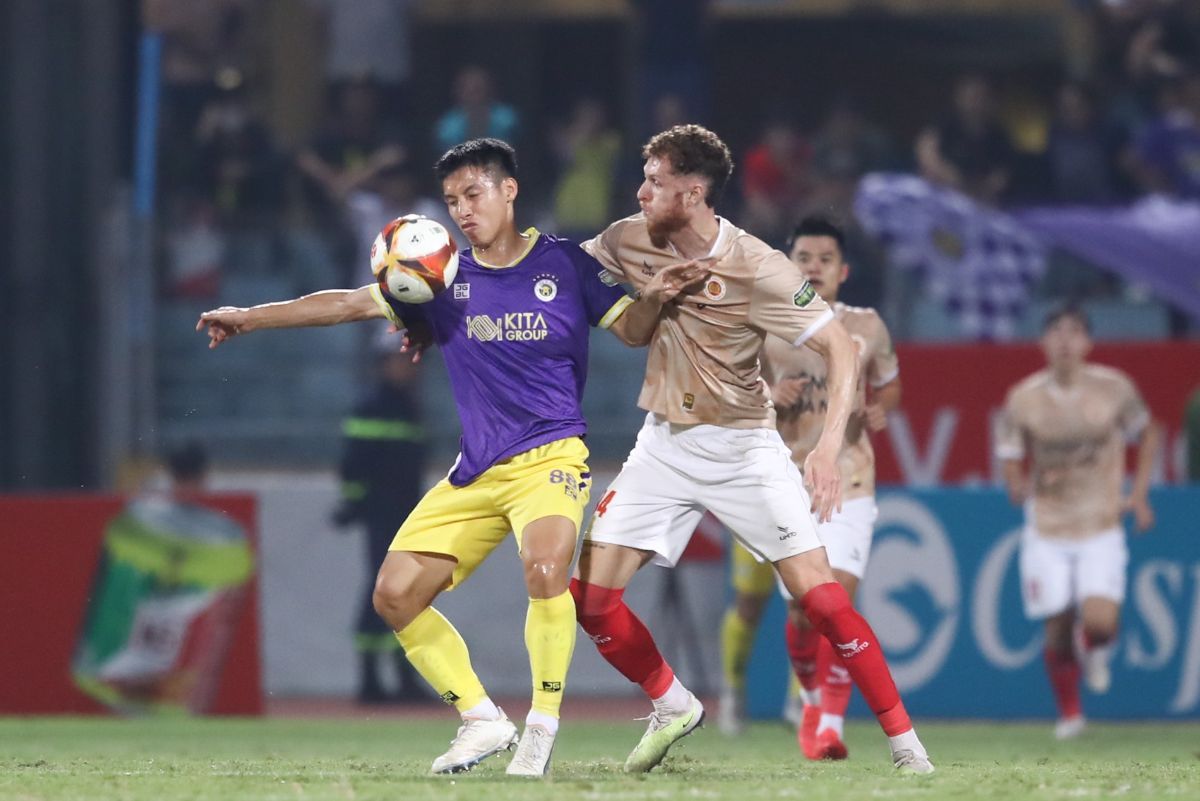Sau bàn thua, Hà Nội FC tăng cường tấn công để tìm bàn gỡ. Tuy nhiên, các chân sút của nhà đương kim Á quân tỏ ra bất lực trước hàng thủ thi đấu tập trung của Công an Hà Nội.