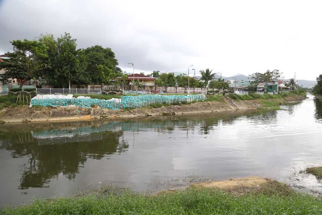   Bờ kè kênh thoát nước Phú Lộc (đoạn ngã 3 kênh Khe Cạn và Phú Lộc, gần Trạm xử lý nước thải Phú Lộc) nhiều ngay qua bị sạt lở nghiêm trọng. 