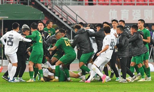 Các cầu thủ Buriram United và Zhejiang FC hỗn chiến sau trận đấu tại AFC Champions League. Ảnh: Siam Sport