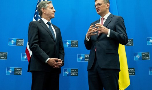 Ngoại trưởng Mỹ Antony Blinken và Ngoại trưởng Ukraina Dmytro Kuleba tại Hội nghị Bộ trưởng Ngoại giao NATO về Ukraina tại Trụ sở NATO ở Brussels. Ảnh: AFP