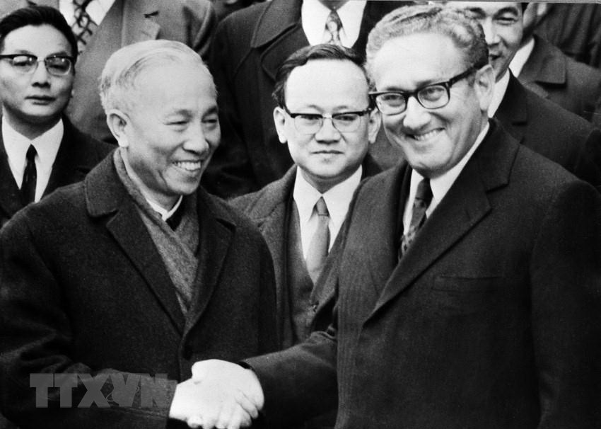 Cố vấn Lê Đức Thọ và Tiến sĩ Henry Kissinger sau lễ ký tắt Hiệp định Paris, ngày 23.1.1973. Ảnh: TTXVN