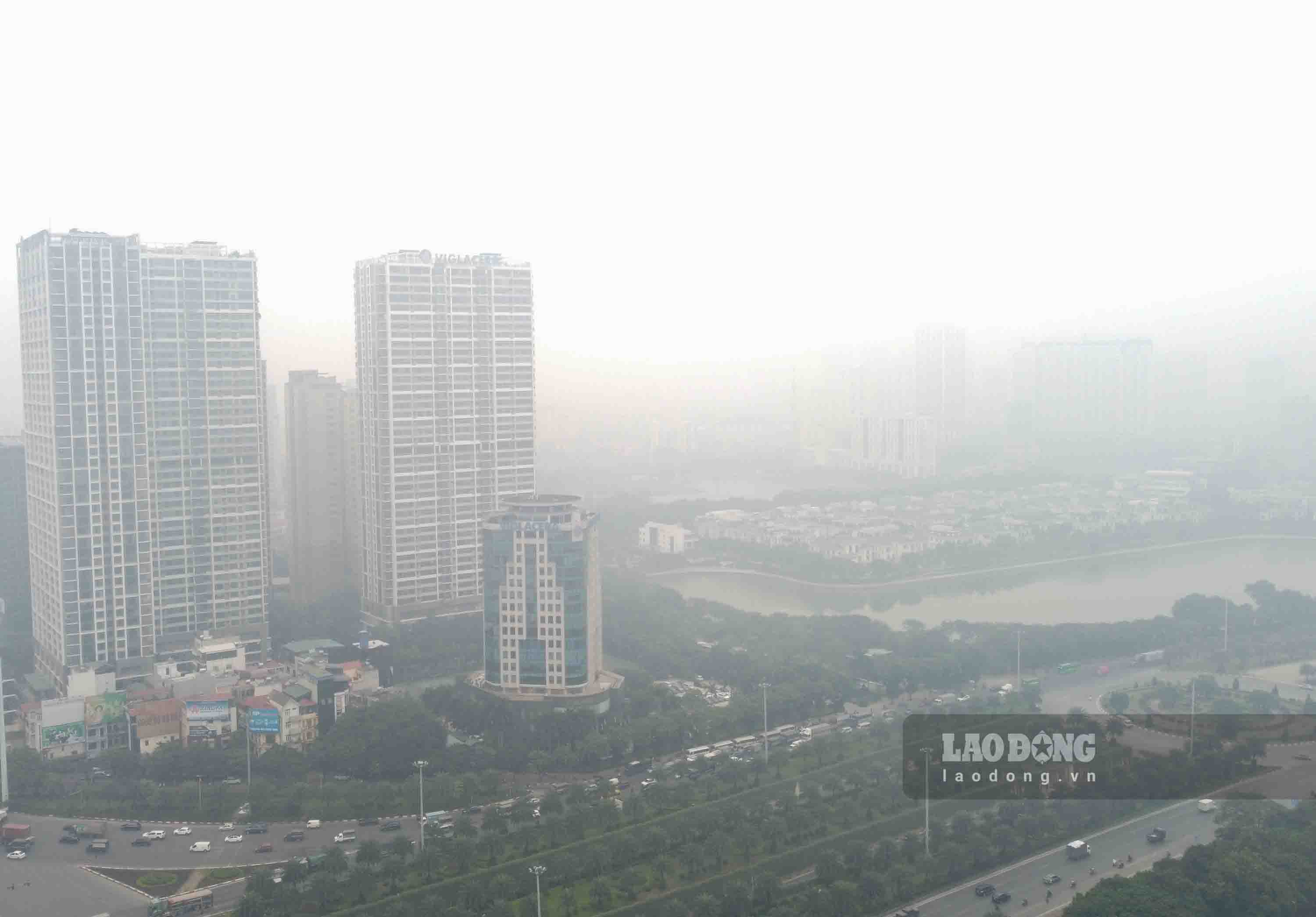 Chất lượng không khí xấu nên tầm nhìn bị hạn chế, nhiều tòa nhà cao tầng như biến mất. Ảnh: Tô Thế