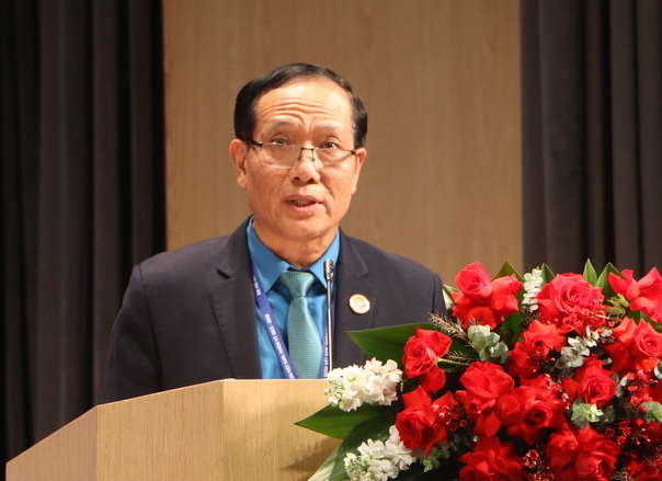 Ông Nguyễn Văn Toản - Uỷ viên Ban Chấp hành, Phó Chánh Văn phòng Tổng LĐLĐVN trình bày đề dẫn tại Diễn đàn số 2. Ảnh: Hà Anh