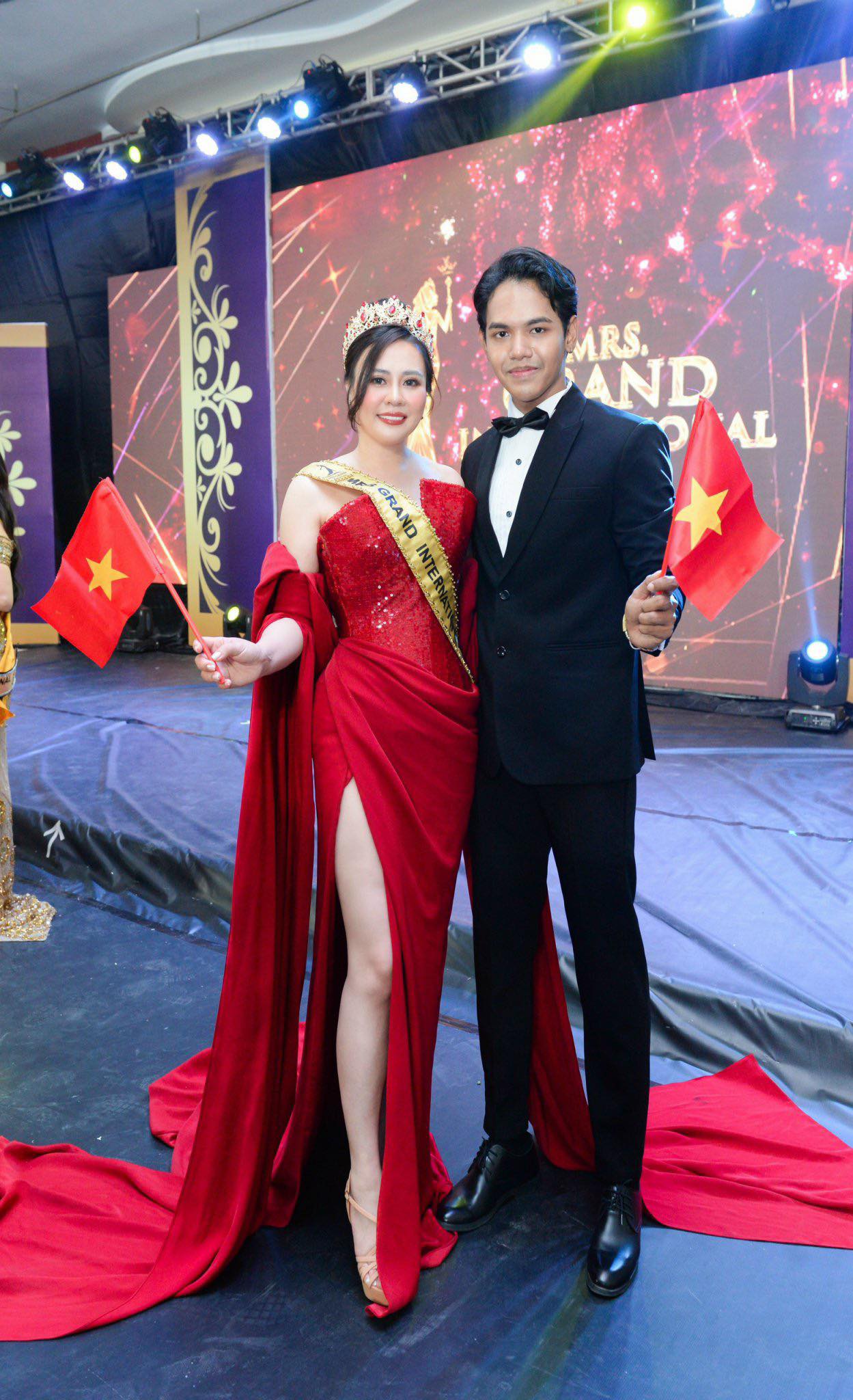 Hoa hậu Phan Kim Oanh chụp hình kỷ niệm với ông Khun Hset Han - Chủ tịch Mrs Grand International. Ảnh: Nhân vật cung cấp 