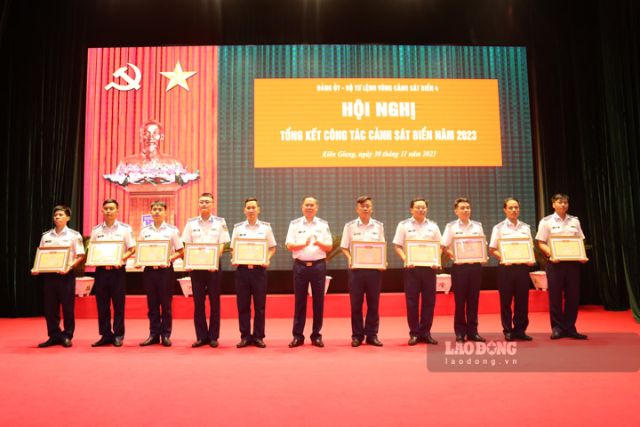 Hội đồng Thi đua - Khen thưởng BTL Vùng Cảnh sát biển 4 trao thưởng cho 24 tập thể, 180 cá nhân có thành tích tiêu biểu. Ảnh: CSB4