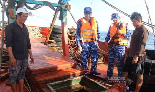 Lực lượng Cảnh sát biển 4 kiểm tra bắt giữ tàu chở dầu DO trái phép. Ảnh: CSB4