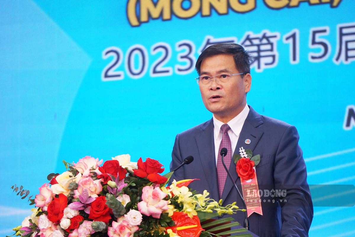 Ông Bùi Văn Khắng - Phó chủ tịch UBND tỉnh Quảng Ninh phát biểu chào mừng hội chợ. Ảnh: Đoàn Hưng