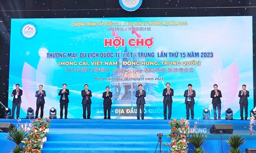 Các đại biểu bấm nút khai mạc Hội chợ Thương mại, du lịch quốc tế Việt - Trung lần thứ 15 năm 2023. Ảnh: Đoàn Hưng
