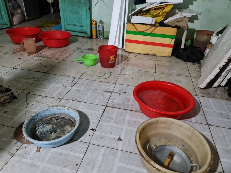 Vướng quy hoạch treo, không thể xây mới nhà cửa, mỗi khi mưa, hàng loạt nhà dân ở tổ 6, phường Lê Hồng Phong vất vả dùng đủ mọi vật dụng để hứng nước mưa vì nhà dột nát. Ảnh: Ngọc Viên