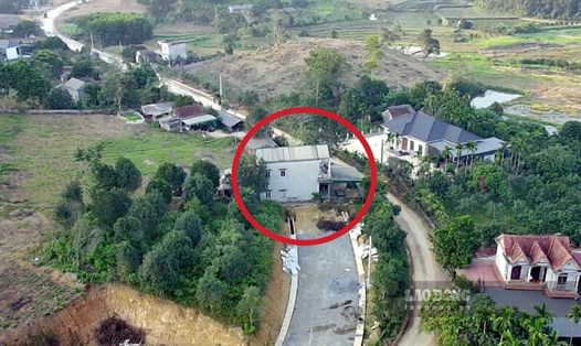Ngôi nhà của ông Hoàng Văn Bản ở xã Tinh Nhuệ, huyện Thanh Sơn nằm giữa tuyến đường 164 tỉ đồng. Ảnh: Tô Công.