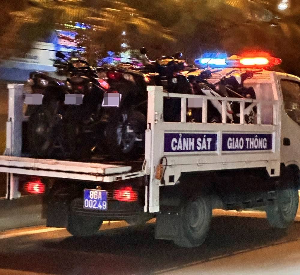 Các phương tiện vi phạm được xe CSGT chở về tạm giữ. Ảnh: Duy Tuấn