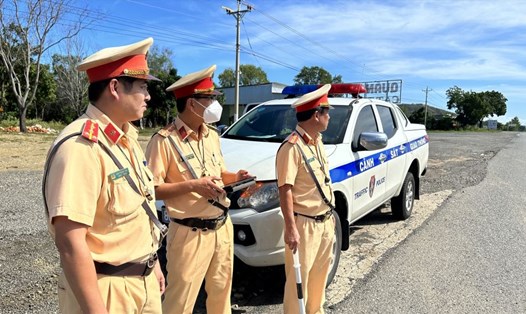 Cảnh sát giao thông Bình Thuận tuần tra trên đường Quốc lộ 1. Ảnh: Duy Tuấn