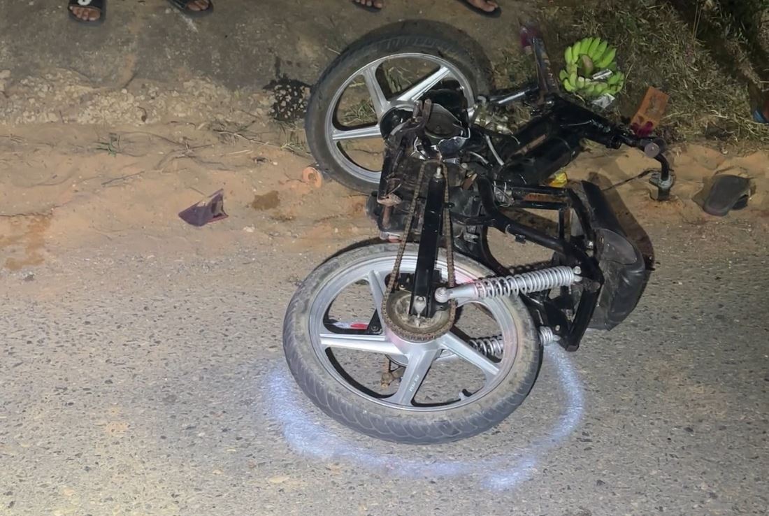 Một xe máy không gắn biển số xảy ra tai nạn với xe máy khác khiến 2 người thương vong tối 26.11 vừa qua ở Bình Thuận. Ảnh: Duy Tuấn