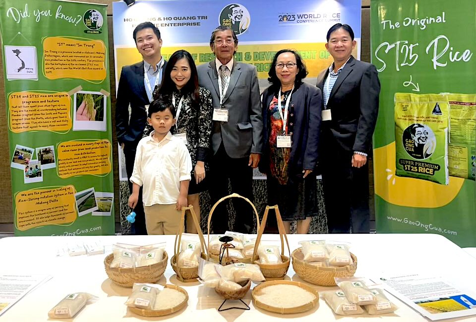 Ông Hồ Quang Cua và gia đình tại gian trưng bày sản phẩm Gạo Ông Cua ST25 tại Philippines. Ảnh: NVCC