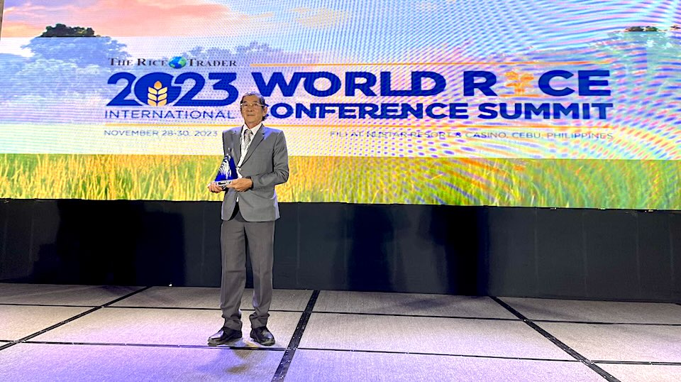 Ông Hồ Quang Cua nhận giải Gạo ngon nhất thế giới năm 2023 tổ chức tại Philippines cho Gạo Ông Cua ST25 của Việt Nam. Ảnh: NVCC