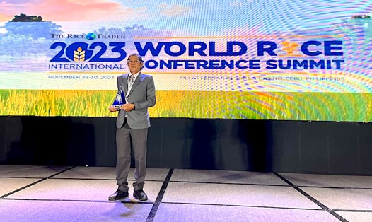 Ông Hồ Quang Cua nhận giải Gạo ngon nhất thế giới năm 2023 tổ chức tại Philippines cho Gạo Ông Cua ST25 của Việt Nam. Ảnh: NVCC
