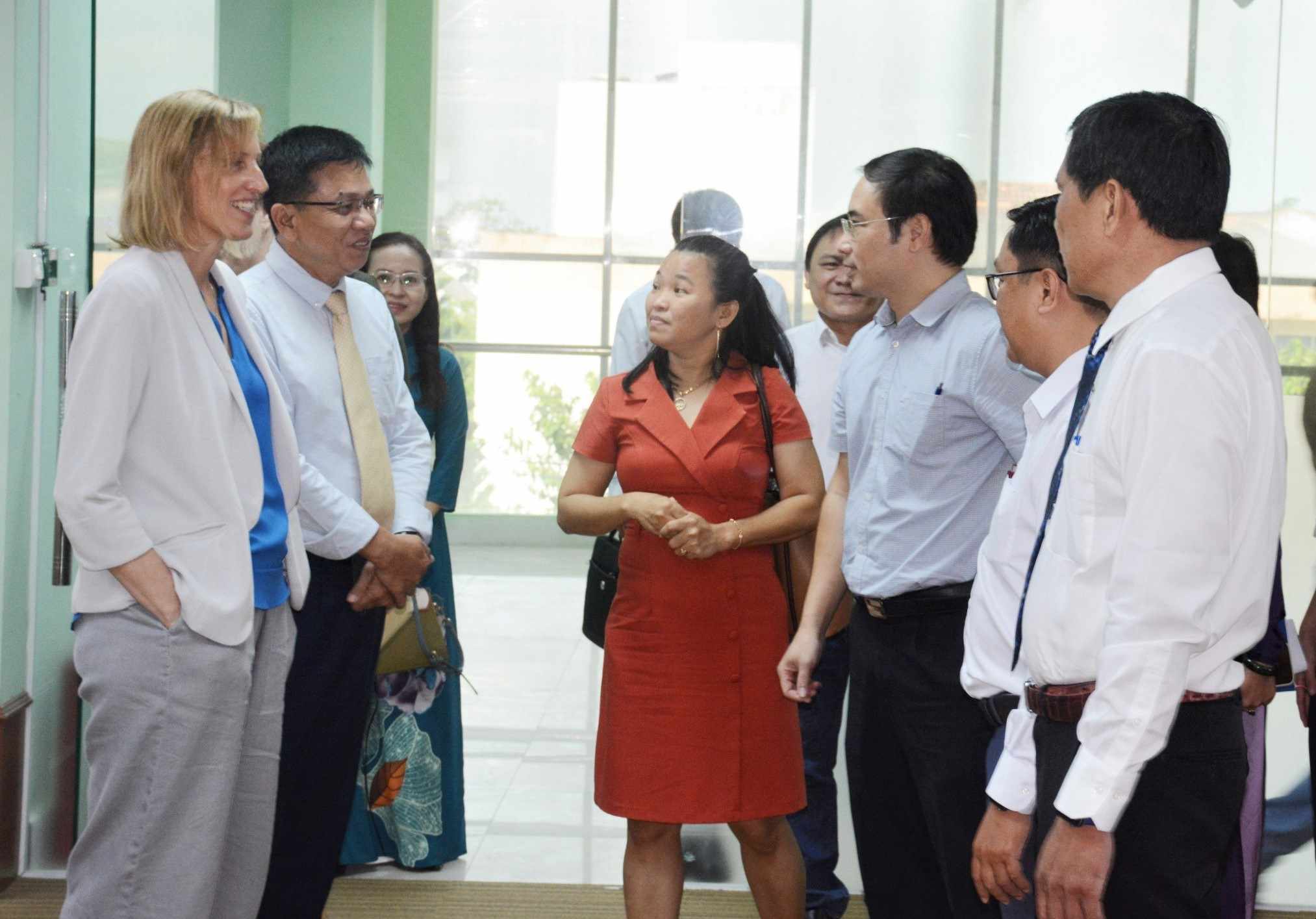 Đoàn công tác Tổng lãnh sự quán Hoa Kỳ tại Thành phố Hồ Chí Minh đến thăm và làm việc với lãnh đạo Sở Thông tin và Truyền thông Sóc Trăng tại Trung tâm Giám sát điều hành tỉnh