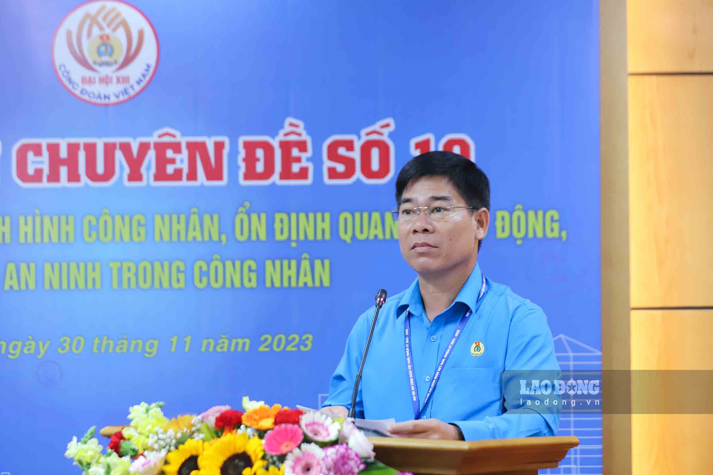Ông Phạm Minh Tâm, Phó Chủ tịch Liên đoàn Lao động TPHCM trình bày tham luận. Ảnh: Tô Thế