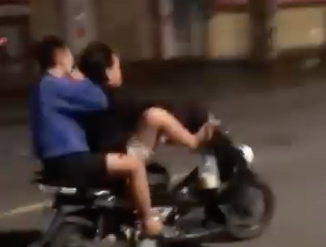 Hai nam thanh niên tham gia điều khiển xe mô tô bằng chân bị xử lý nghiêm. Ảnh: Cắt từ clip