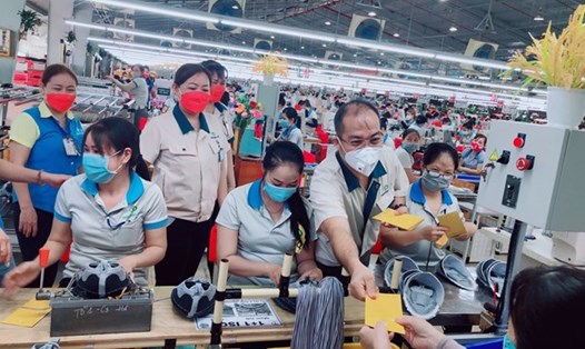 Công đoàn cơ sở Công ty Cổ phần TKG Taekwang Vina lì xì cho người lao động trong ngày đi làm đầu tiên của năm 2022. Ảnh: Hà Anh Chiến
