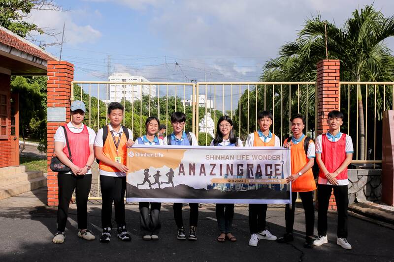 Các thanh thiếu niên làng SOS Đà Nẵng tham gia hoạt động ngoại khóa nâng cao thể lực, phát triển toàn diện do Shinhan Life tổ chức. Ảnh: Anh Vũ