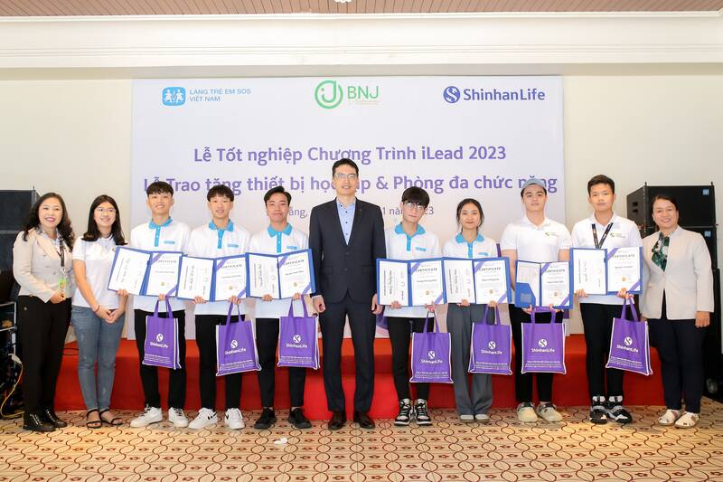 Các thanh thiếu niên tham gia chương trình iLead trong buổi lễ tốt nghiệp tại Đà Nẵng. Ảnh: Anh Vũ