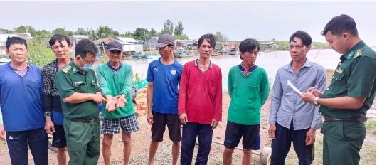 7 ngư phủ được đưa lên bờ tại Đồn biên phòng Cái Cùng, huyện Hòa Bình, tỉnh Bạc Liêu. Ảnh: Nhật Hồ